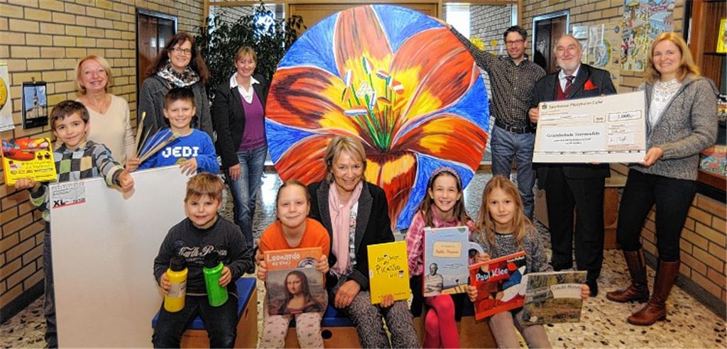 Annette Häußermann, Hans-Joachim Wolf und Christian Häußermann (v. re.) übergeben die Spende an Sylvia Wolf (Pädagogin), Hilke Pelz (Elternbeiratsvorsitzende), Sigrid Hornauer (v. li.) und Schulleiterin Christel Weigle-Mayer (vorne Mitte). Foto: Fotomoment