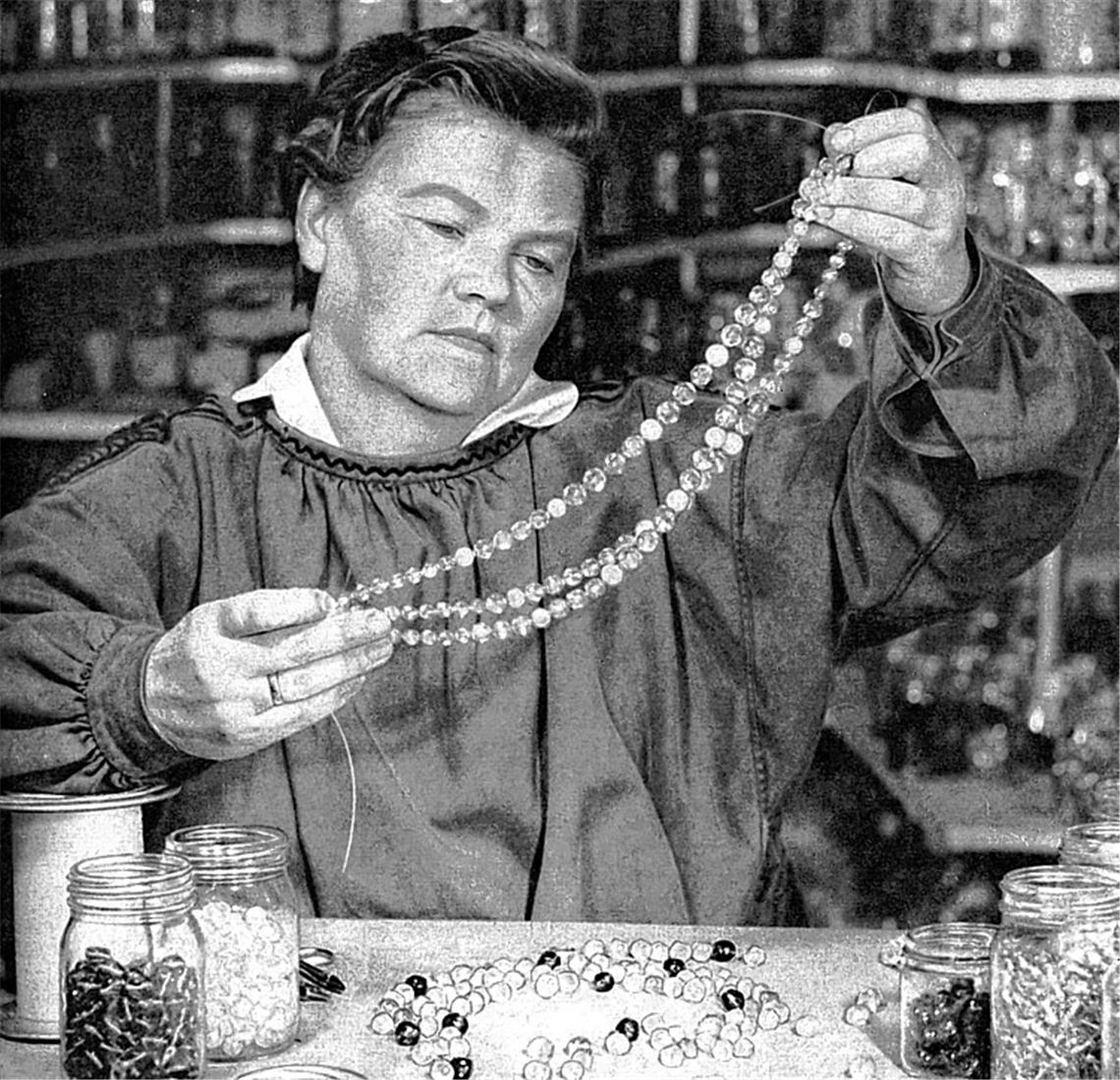 Anni Lang hat sich mit ausgefallenem Modeschmuck einen Namen gemacht – unter anderem mit einer Kürbiskernkette.