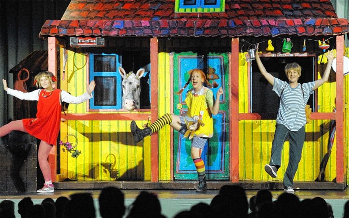 Annika (Cecilla Ward), Pippi (Lisa Parise) und Tommy (Katharina Vana; v.li.) sind ständig in Bewegung.