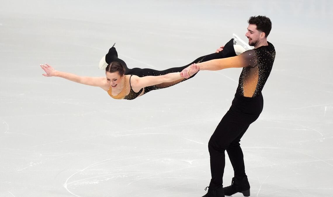 Annika Hocke (r) und Robert Kunkel sind bei der EM nach dem Kurzprogramm Vierter.