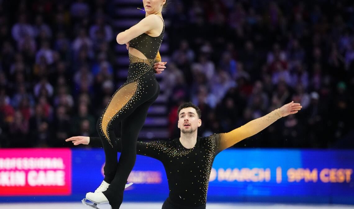 Annika Hocke und Robert Kunkel aus Deutschland treten während des Paarlauf-Kurzprogramms bei den Eiskunstlauf-Weltmeisterschaften in Prag, Tschechien, auf.