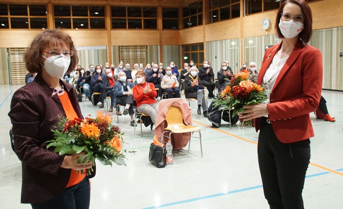 Annkathrin Wulff (re.) wird als Landtagskandidatin und Jacqueline Roos als Ersatzbewerberin gewählt. Beide gaben sich in der Bergdorfhalle kämpferisch.Nico Roller