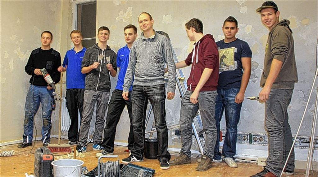Anpacken für den Jugendtreff: Benjamin Denk (MItte) mit seinem fleißigen Team. Foto: Recken