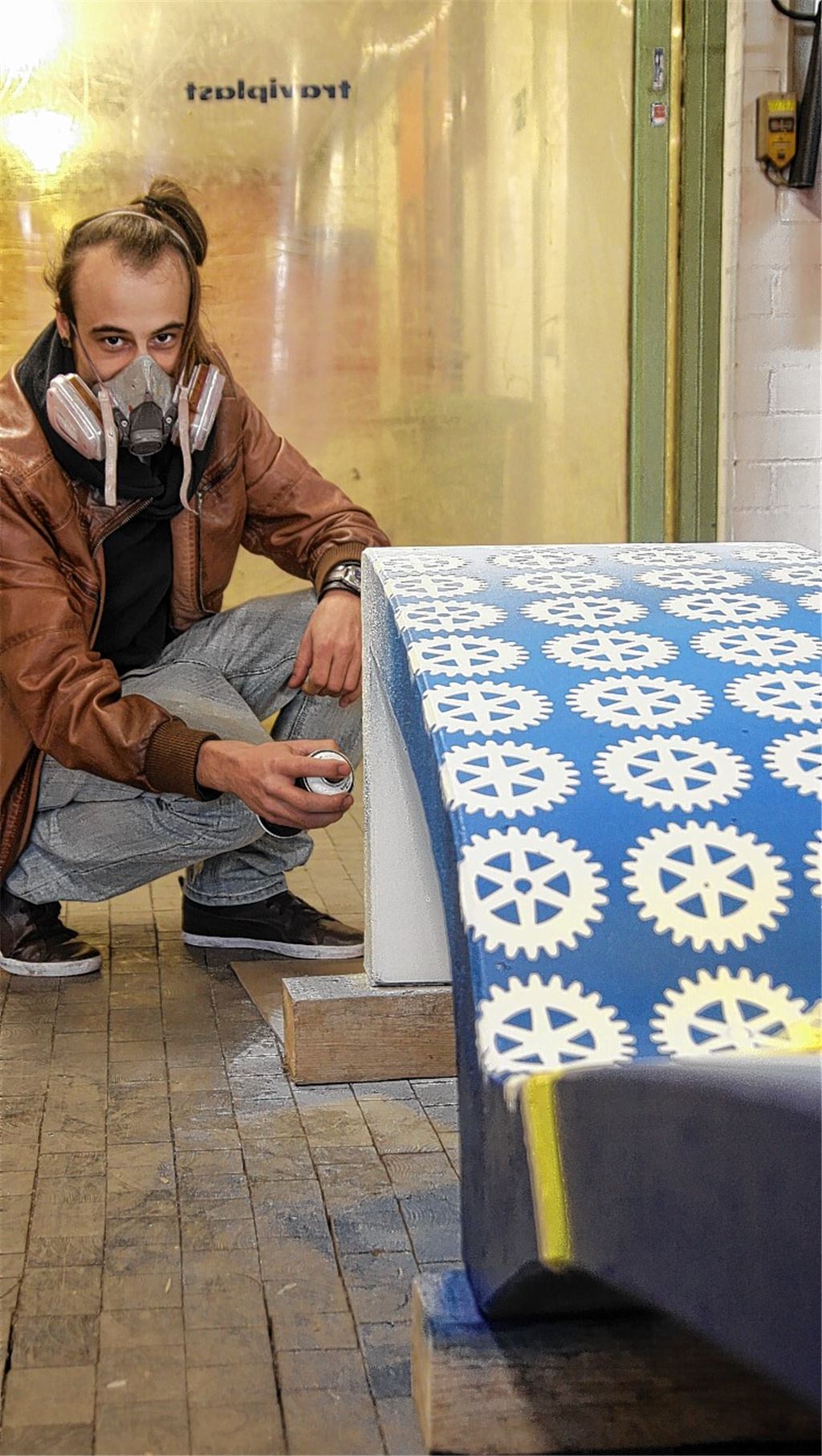 Anschauen und drauflegen: Wenn Passanten auf die Liegebänke des Bildhauers Kurt Tassotti treffen, können sie auf zwei Arten innehalten: entweder beim Betrachten der Objekte oder beim gemütlichen Entspannen in Rückenlage. Drei Exemplare werden zurzeit von den Künstlern Ariane Koch (v.re.), Paul Revellio und Sven Bruxmeier mit Pinsel oder Spraydose verziert.