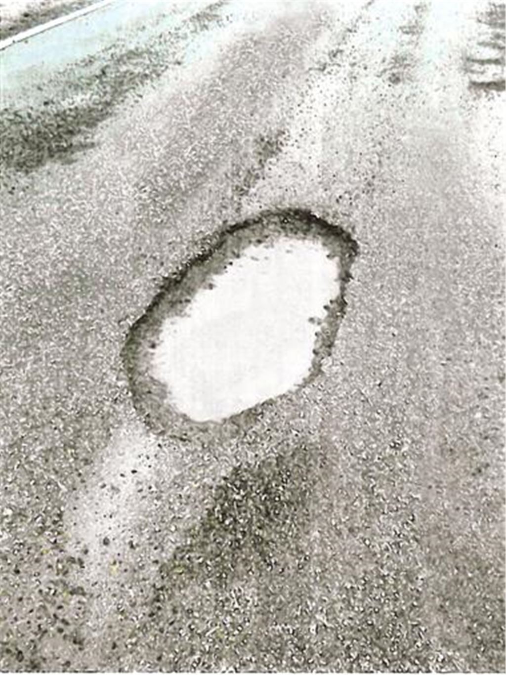 Anschauungsbeispiel: Fotos von Schlaglöchern auf der Landesstraße zwischen Heimsheim und Friolzheim hat der Landrat seinem Protestschreiben an die Ministerin beigelegt.
Foto: privat