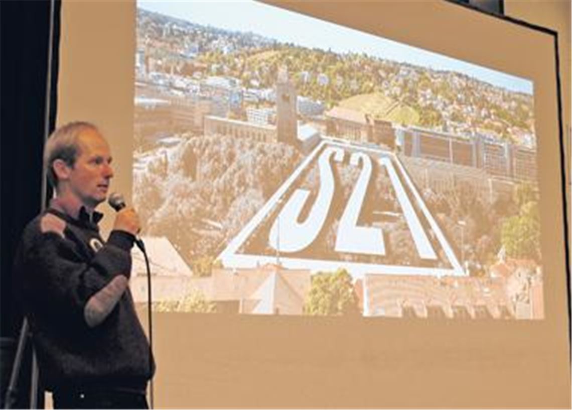 Anschauungsmaterial: Klaus Gebhard, einer der Sprecher des Widerstands gegen Stuttgart 21, rechnet auf Einladung des BUND mit dem Bahnprojekt ab. Foto: Filitz
