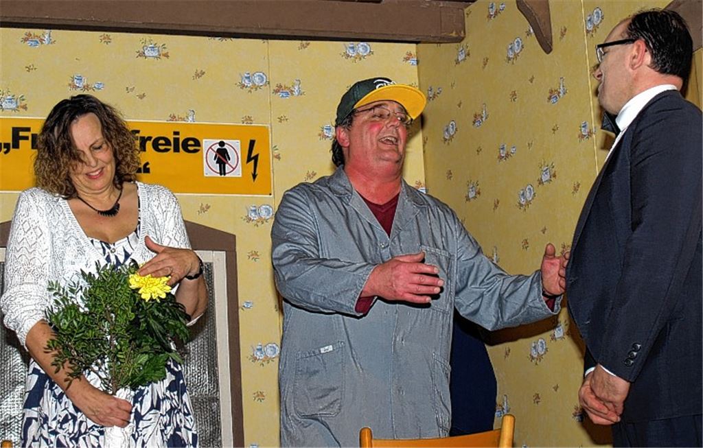 Anschauungsunterricht in Sachen Wohngemeinschaft: Die Theatergruppe des Liederkranz Serres überrascht mit immer wieder neuen Irrungen und Wirrungen. Foto: Filitz