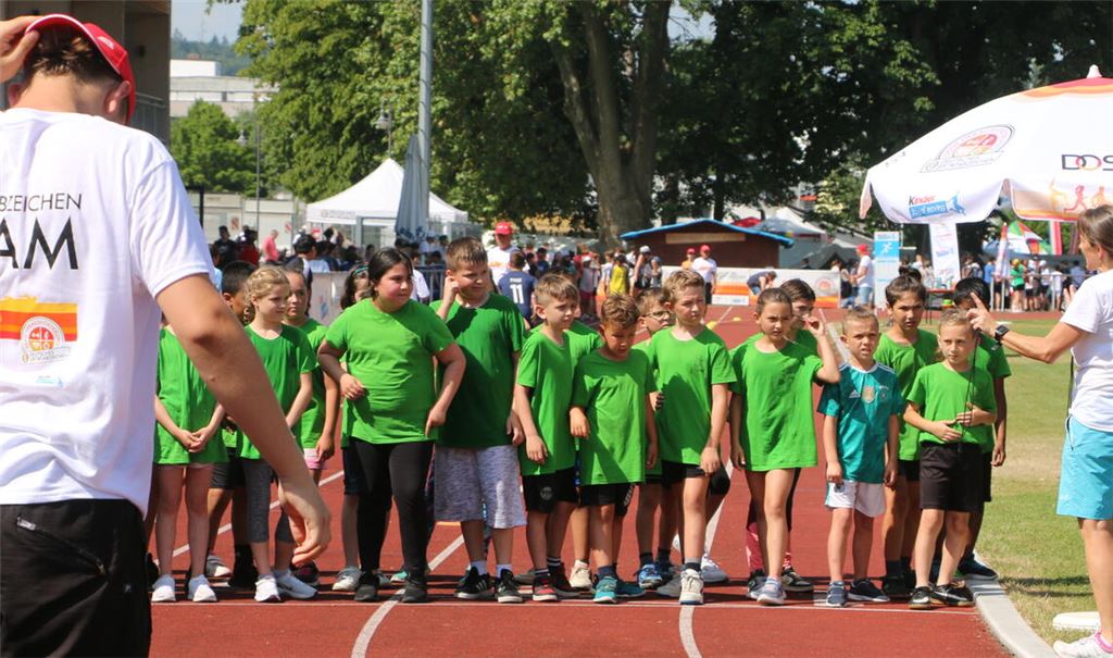 Anspannung vor dem Start für den 800-Meter-Lauf: die Kinder der dritten und vierten Klasse der Heidenwäldle-Grundschule. Fotos: Klassen