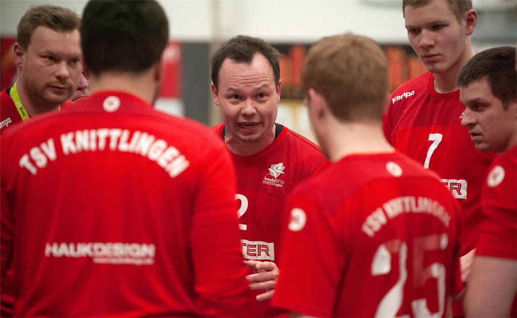 Ansprache beim Derby gegen die SG Sulzfeld/Bretten: Knittlingens Spielertrainer Sebastian Geider. Foto: Fotomoment