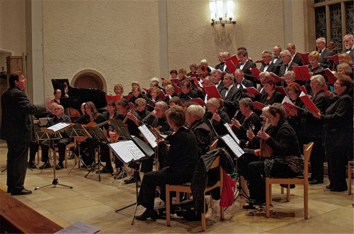Anspruchsvolle Musik erklingt beim Konzert in der Pauluskirche. Irma Pfister (re.) wird zur Ehrendirigentin ernannt.