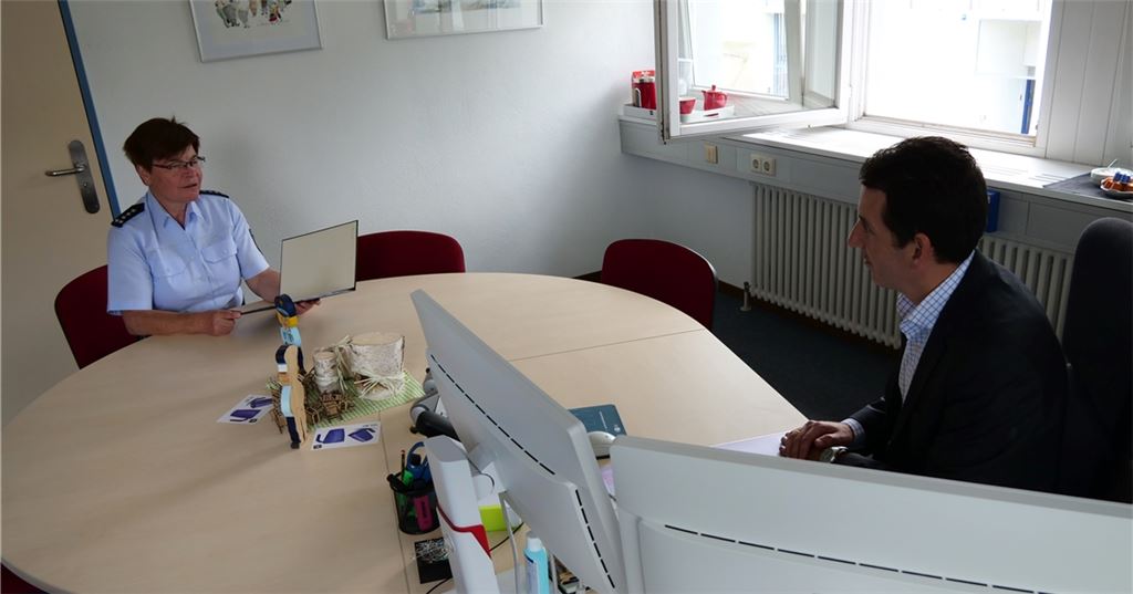 Anstaltsleiter Frank Jansen und die Leiterin des Vollzugsdienstes, Emilie Blasberg, tauschen sich über den täglichen Ablauf aus.Friedrich