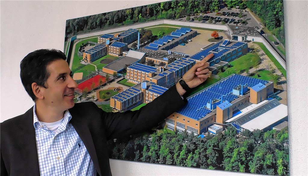 Anstaltsleiter Frank Jansen zeigt das Verwaltungsgebäude der Anlage. Von hier aus kümmert er sich darum, dass alles funktioniert. Foto: Friedrich