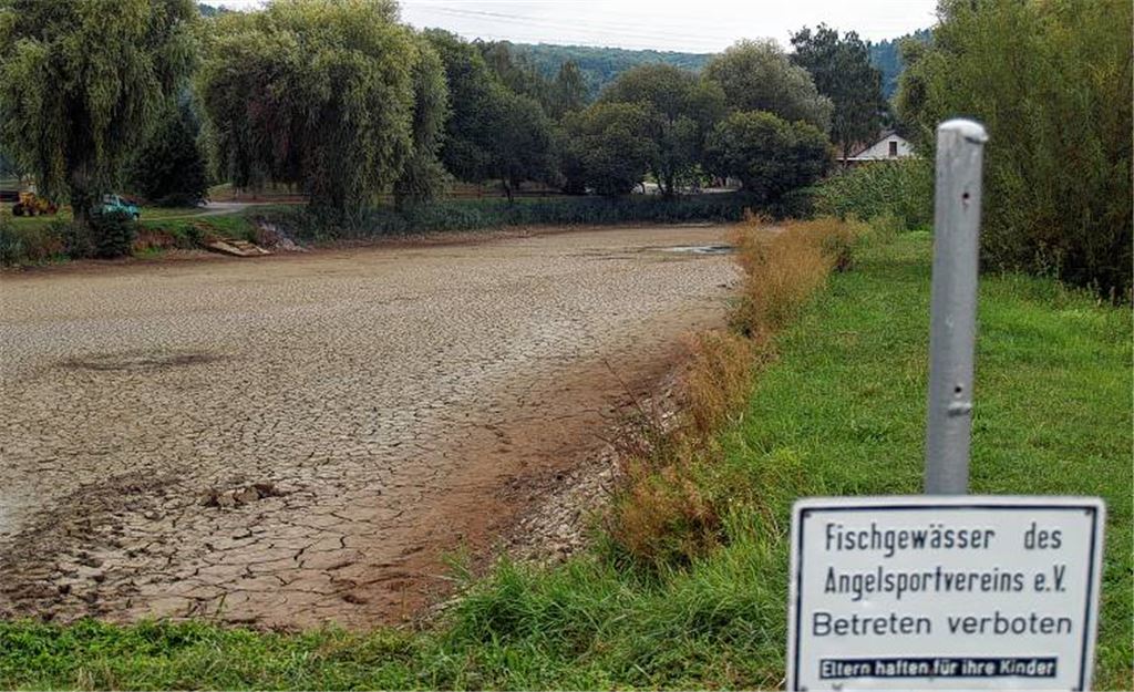 Anstatt sprudelnder Quelle erinnert zurzeit nur noch eine kleine Pfütze daran, dass dies mal ein See war. Der Boden, ausgetrocknet und aufgerissen, bietet einen traurigen Anblick.