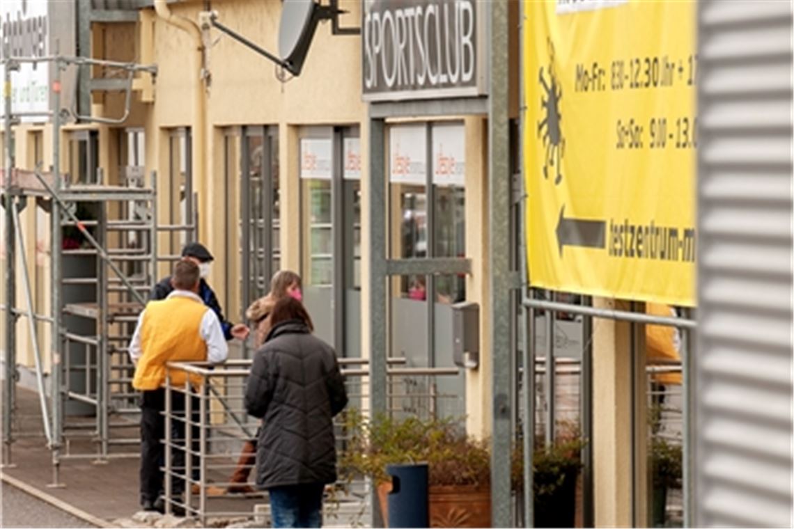 Anstehen für einen Corona-Test, in diesem Fall an der Station im Fitnessclub Lifestyle in Mühlacker. Foto: Fotomoment
