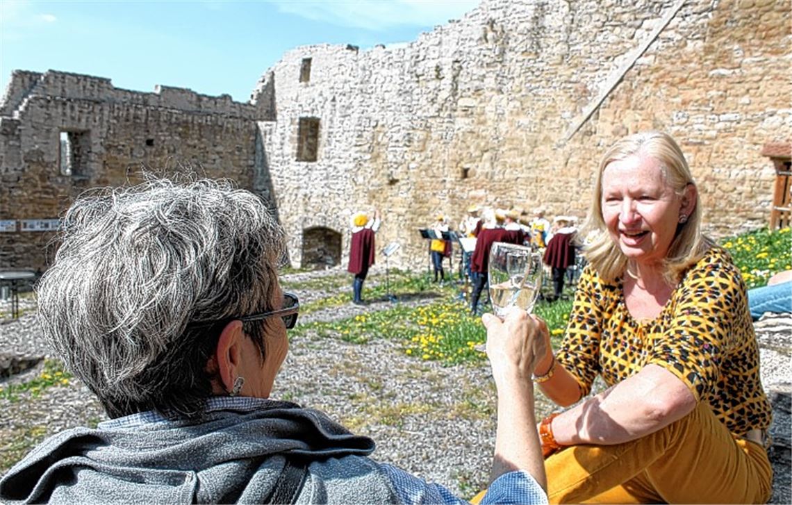 Anstoßen auf den Saisonauftakt: Der Verschönerungsverein bewirtet mit Sekt, und das Trommler- und Pfeiferkorps unterhält mit Musik.