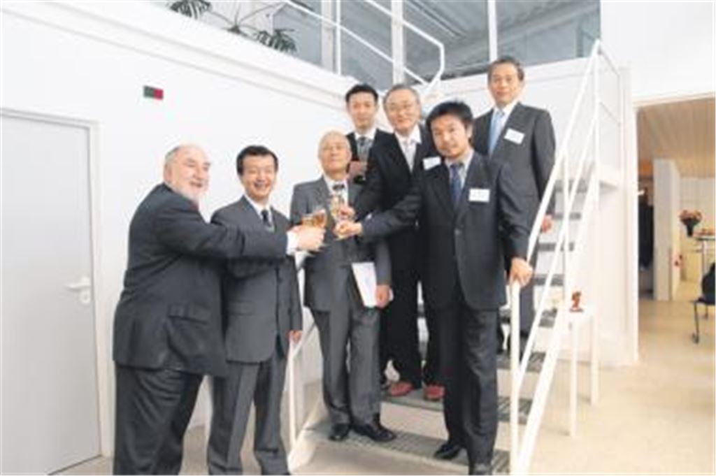 Anstoßen auf eine erfolgreiche Kooperation (v. li.): Der Sternenfelser Unternehmer Hans-Joachim Wolf mit den japanischen Forum-Teilnehmern Takayuki Takahashi, Sadao Omata, Kouji Shibuya, Shinobu Fujita, Yoshinobu Murayama und Toshihiro Honda. Foto: Sadler