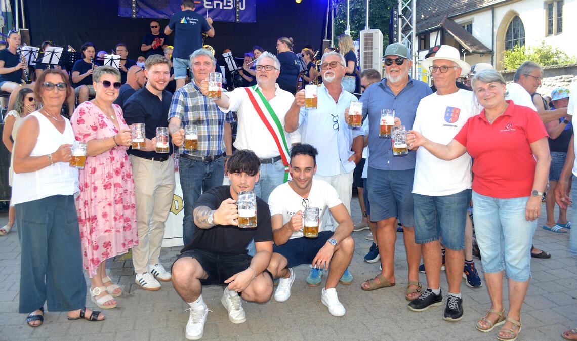 Anstoßen aufs Jubiläum: Das Dorf- und Kelterfest in Illingen, das am Montag seinen Abschluss findet, lockt zum 50. Mal Einheimische und Gäste in die Ortsmitte. Fotos: Stahlfeld