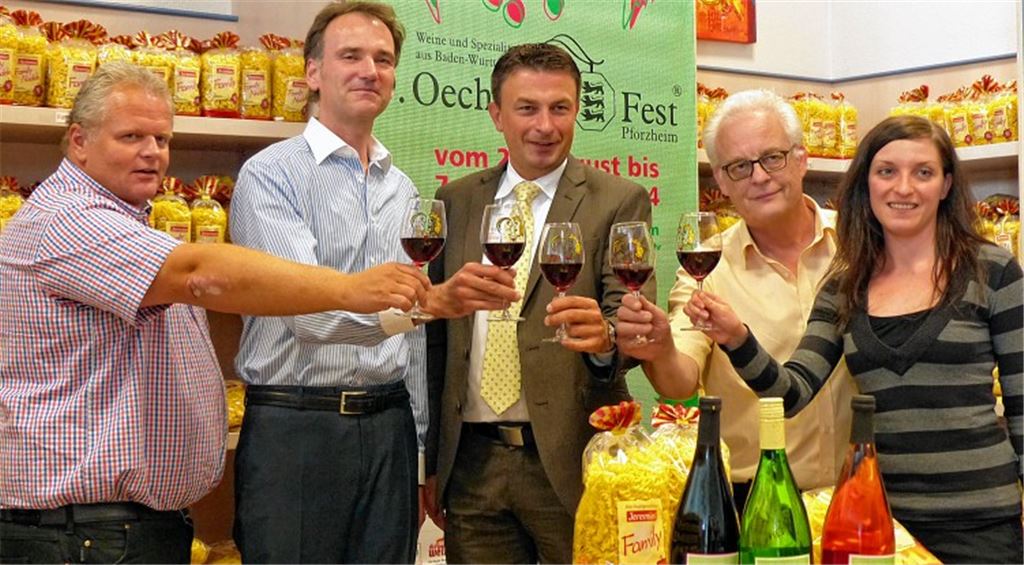 Anstoßen aufs Oechslefest 2014 (v.li.): Wirtesprecher Frank Daudert, Guido Jeremias (Geschäftsführer des Hauptsponsors, der Birkenfelder Teigwarenfabrik Jeremias), WSP-Direktor Oliver Reitz, WSP-Citymanager Rüdiger Fricke und Sabrina Keppler (Jeremias-Mitarbeiterin Vertrieb). Foto: Roth