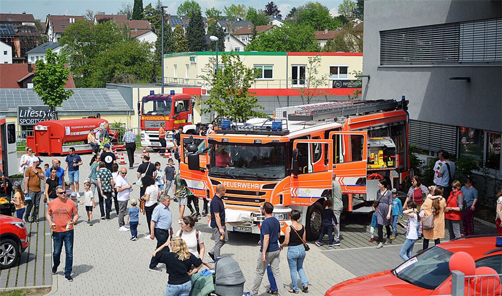 Ansturm: Tausende strömen zur neuen Feuerwache. Fotos: Stahlfeld