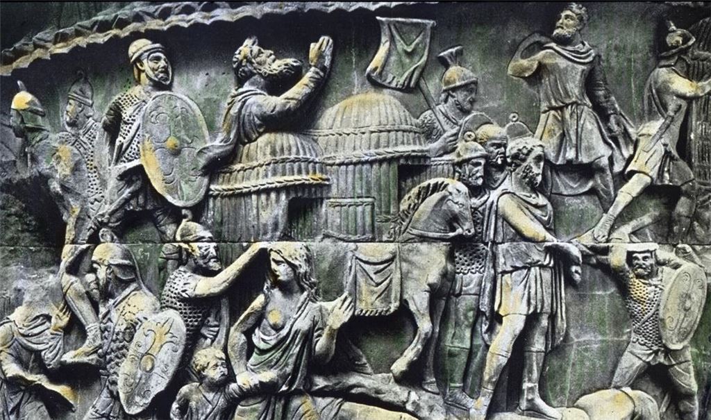 Antikes Relief mit der Darstellung eines  Überfalls römischer Soldaten auf ein Dorf der Germanen.