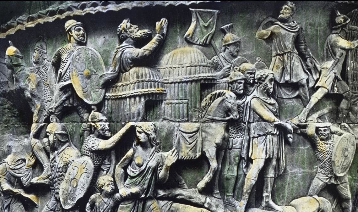 Antikes Relief mit der Darstellung eines  Überfalls römischer Soldaten auf ein Dorf der Germanen.