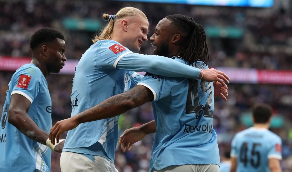 Antoine Semenyo von Manchester City (r) feiert mit Vorlagengeber Erling Haaland von Manchester City nach dem Siegtor.