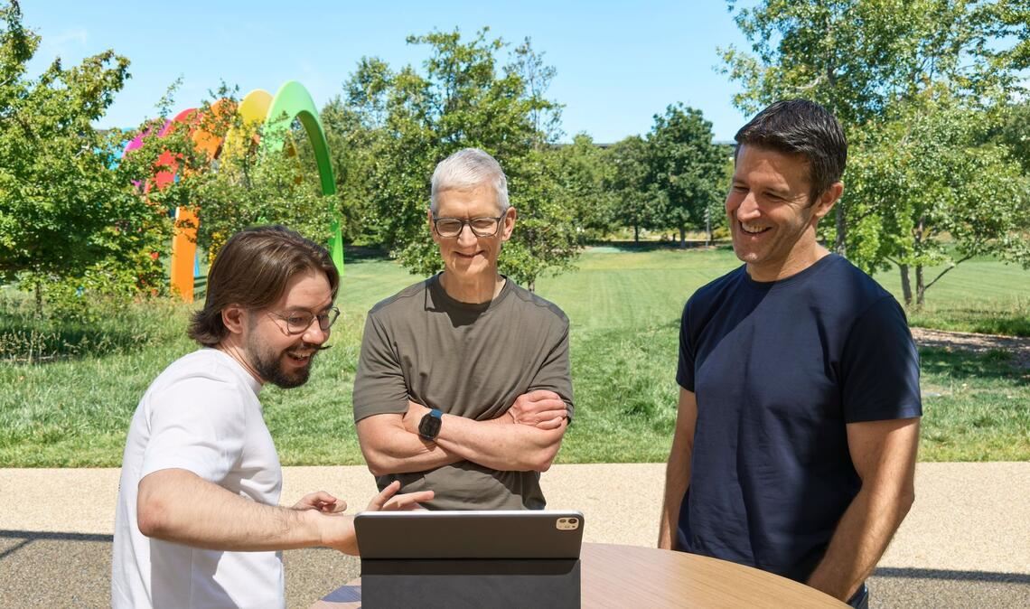 Anton Baranov (l) zeigte seine App sowohl Apple-Chef Tim Cook (M) als auch dessen designiertem Nachfolger John Ternus.