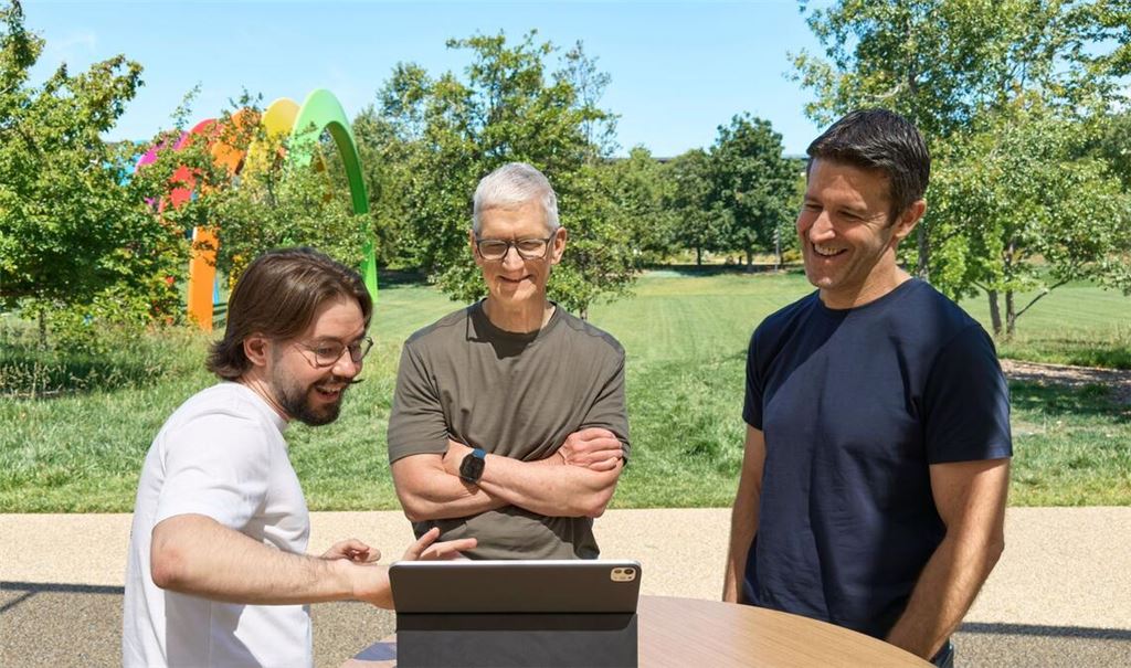 Anton Baranov (l) zeigte seine App sowohl Apple-Chef Tim Cook (M) als auch dessen designiertem Nachfolger John Ternus.