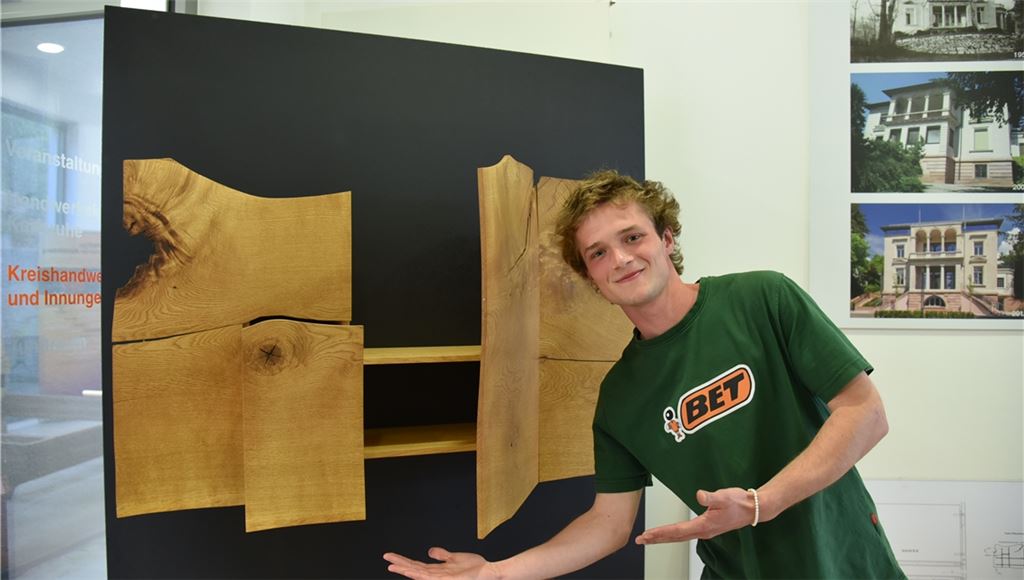 Anton Kappler überzeugt die Jury mit seinem Hängeschrank. Foto: Bott
