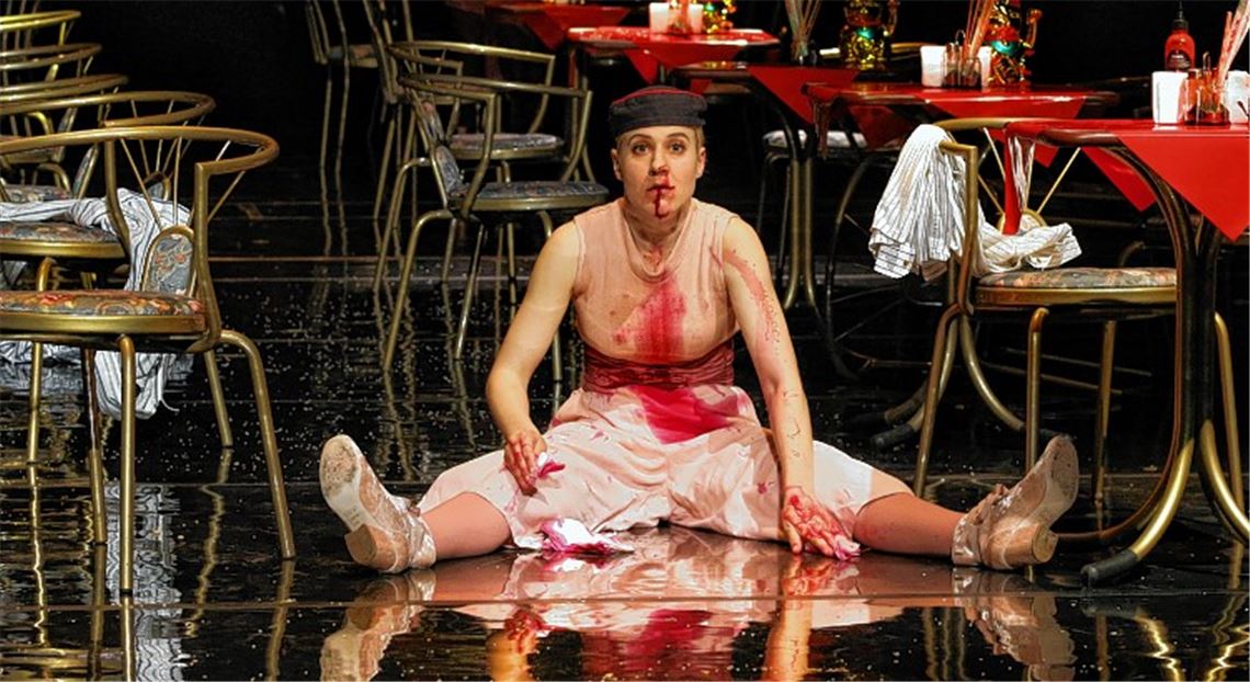 Blutiger Zahn zieht roten Handlungsfaden