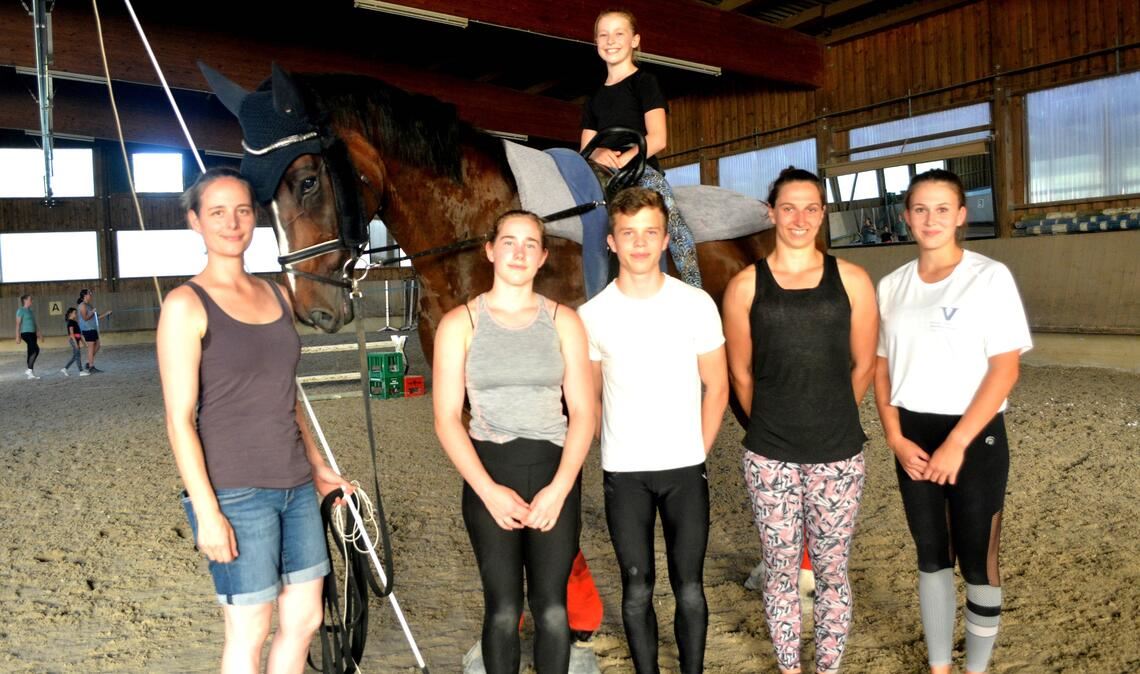 Antonia Schubert, Amelie Springer, Tom Lehner, Katrin Schneider, Nina Jirsak (v.li.) sowie Jule Genther (auf dem Pferd) treten bei der Deutschen Meisterschaft mit Pferd Däumling an.