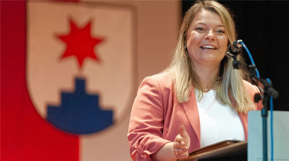 Antonia Walch (2. v. re.) übernimmt nun das Ruder im Rathaus von Sternenfels. Ihr ehrenamtlicher Stellvertreter Klaus Riekert (Mitte), der zuletzt stark gefordert war, kann nun kürzer treten und dürfte künftig wieder mehr Zeit für seine Frau haben (2. v. li.). Für seinen Einsatz haben seine Gremiumskollegen und die Rathausmannschaft Geld zusammengelegt und ihm einen Reisegutschein geschenkt, den Annette Häußermann (Fraktionsgemeinschaft der Freien Wähler und der SPD) und Michael Schlotterbeck (Liste für Sternenfels und Diefenbach) mit der neuen Bürgermeisterin übergeben.Fotos: Fotomoment
