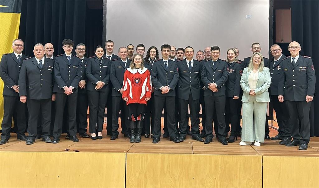 Antonia Walch (3.v.re.) mit den Geehrten, Ausgeschiedenen und Beförderten. Foto: privat