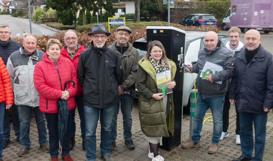 Antonia Walch (Mitte) und Jonny Baumann (rechts daneben) weihen die Deer-Station ein. Foto: Fotomoment