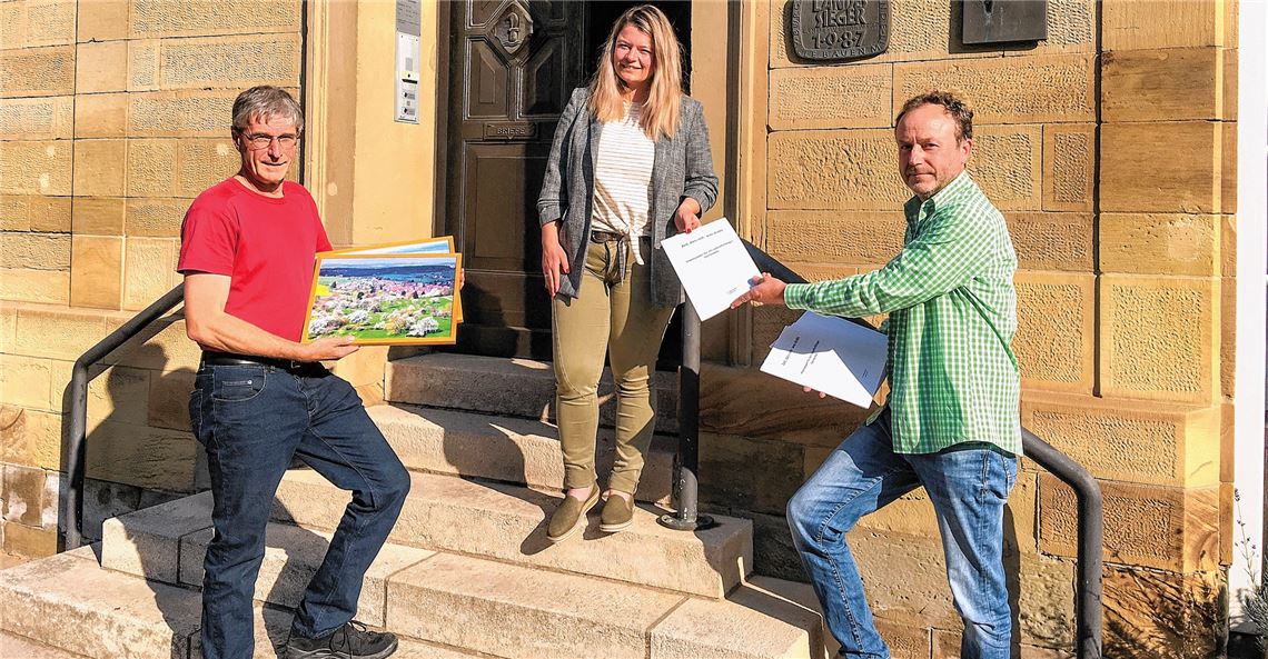 Antonia Walch, deren Verpflichtung als neue Bürgermeisterin von Sternenfels am Donnerstag ansteht, erhält zahlreiche Antrittsgeschenke von Stefan Bosch (links) und Bernd Pelz. Wewoda