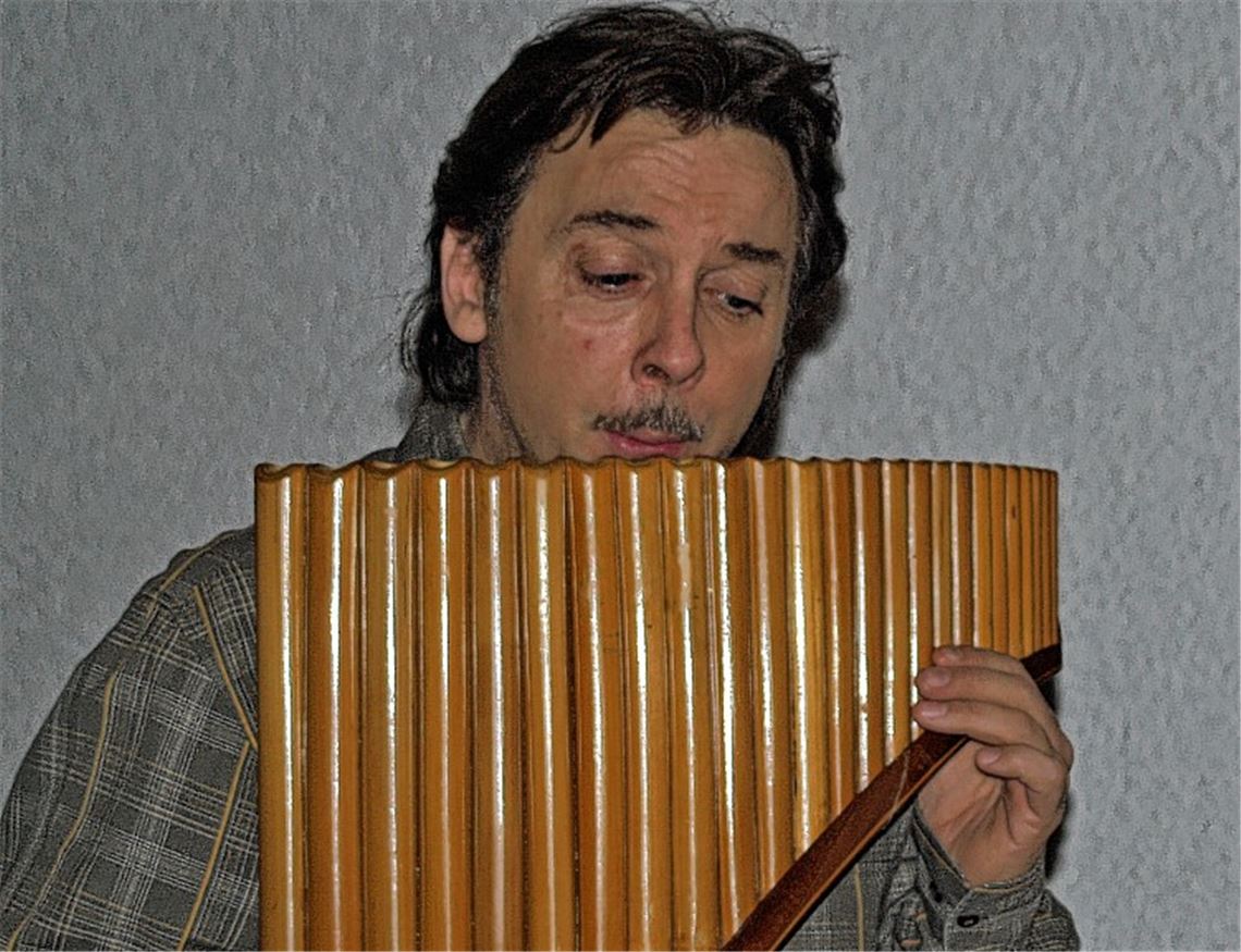 Antonio Cortes unterhält sein Publikum mit zauberhaften Klängen.