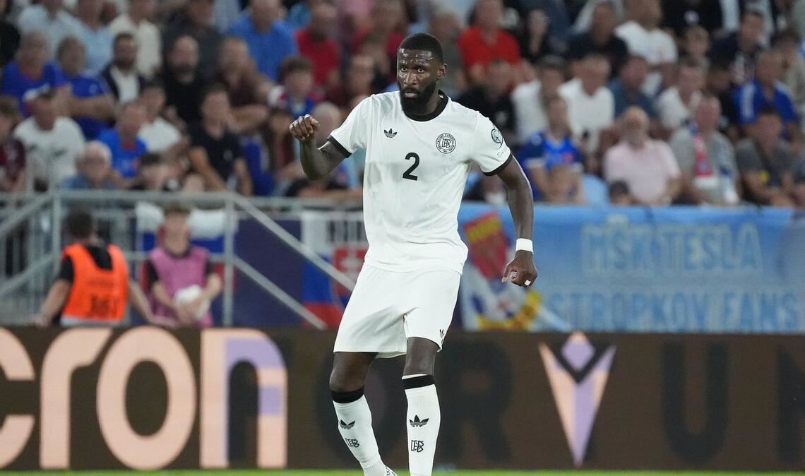 Antonio Rüdiger (Note 3,5): Der Mann von Real Madrid spielte anfangs konzentriert. Und holte sich als Rammbock die Gelbe Karte ab (26.). Dennoch schlichen sich bei Antonio Rüdiger ein paar wenige Nachlässigkeiten ein. Berappelte sich wieder. Wurde in der 82. Minute ausgewechselt.