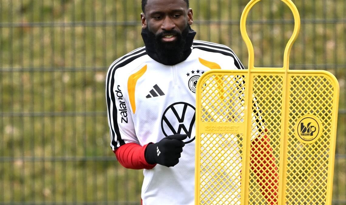 Antonio Rüdiger hat seinen Stammplatz zum Start ins WM-Jahr verloren.