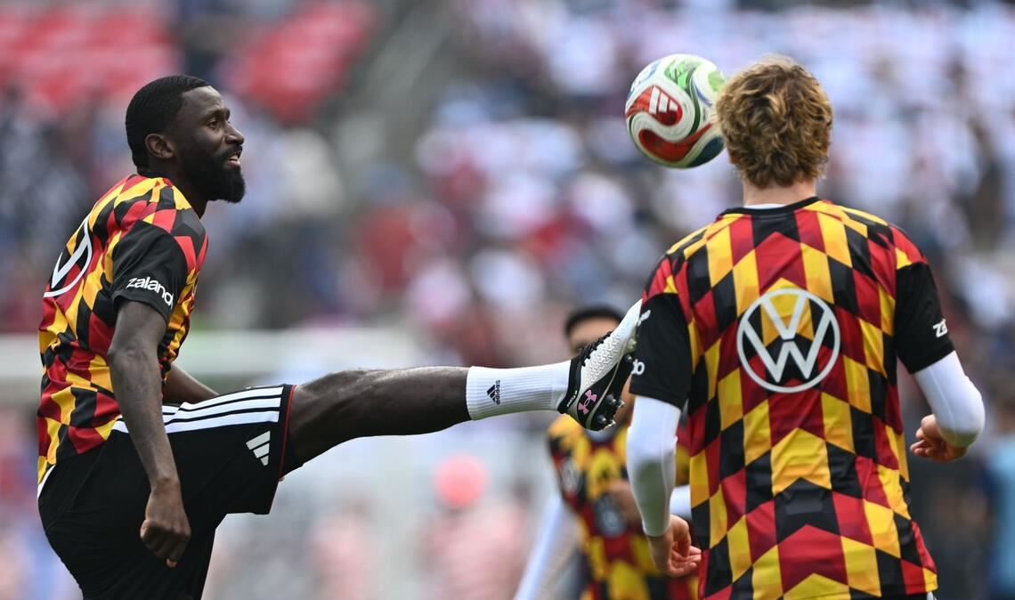 Antonio Rüdiger (links) sorgt mal wieder abseits des Sports für Schlagzeilen.