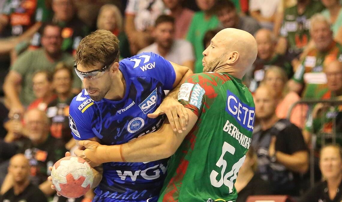 Antonio Serradilla (li., gegen Oscar Bergendahl) im Testspiel beim SC Magdeburg – am Sonntag folgt die Neuauflage um Punkte.