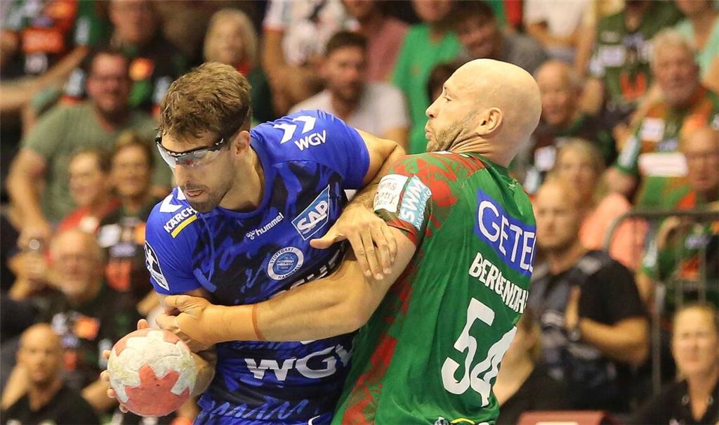 Antonio Serradilla (li., gegen Oscar Bergendahl) im Testspiel beim SC Magdeburg – am Sonntag folgt die Neuauflage um Punkte.