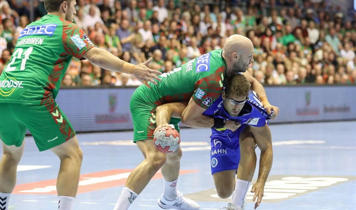 Antonio Serradilla (re.) wird von Oscar Bergendahl gestoppt – für den TVB gab’s in Magdeburg kaum ein Durchkommen.