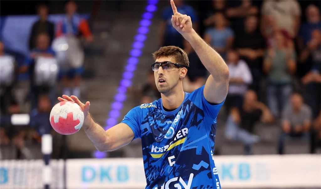Antonio Serradilla vom TVB Stuttgart trägt zum Schutz seines gesunden Auges beim Handball eine Sportbrille.