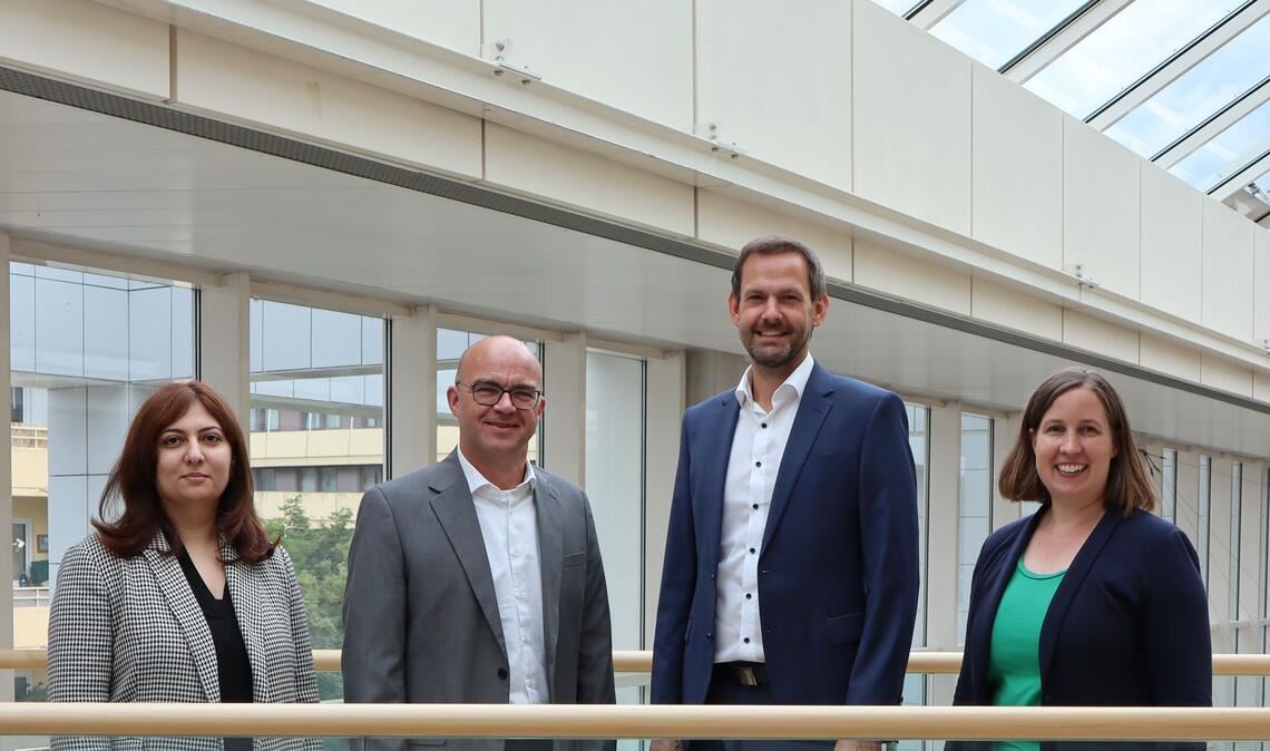 Antrittsbesuch: Bürgermeister Uwe Engelsberger (2. v. li.) trifft Landrat Bastian Rosenau, dessen Stellvertreterin Dr. Hilde Neidhardt (re.) und die Leiterin der Kommunalaufsicht, Maral Saraie. Foto: Enzkreis/Bayram-Yildiz