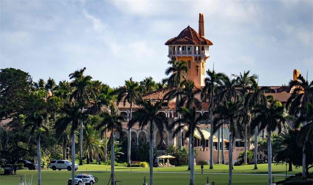 Anwesen von Donald Trump in Florida: Offenbar ist ein bewaffneter Angreifer auf dem Gelände getötet worden .