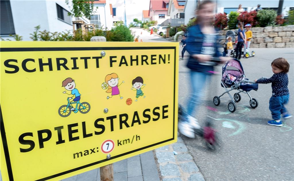 Anwohner der Ludwigstraße stellen eigene Hinweisschilder auf. Foto: Fotomoment