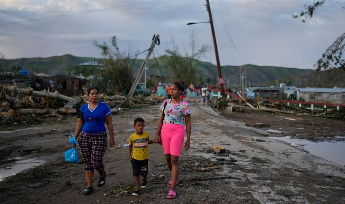 Anwohner gehen nach dem Hurrikan "Melissa" durch ein verwüstetes Gebiet in Kuba.