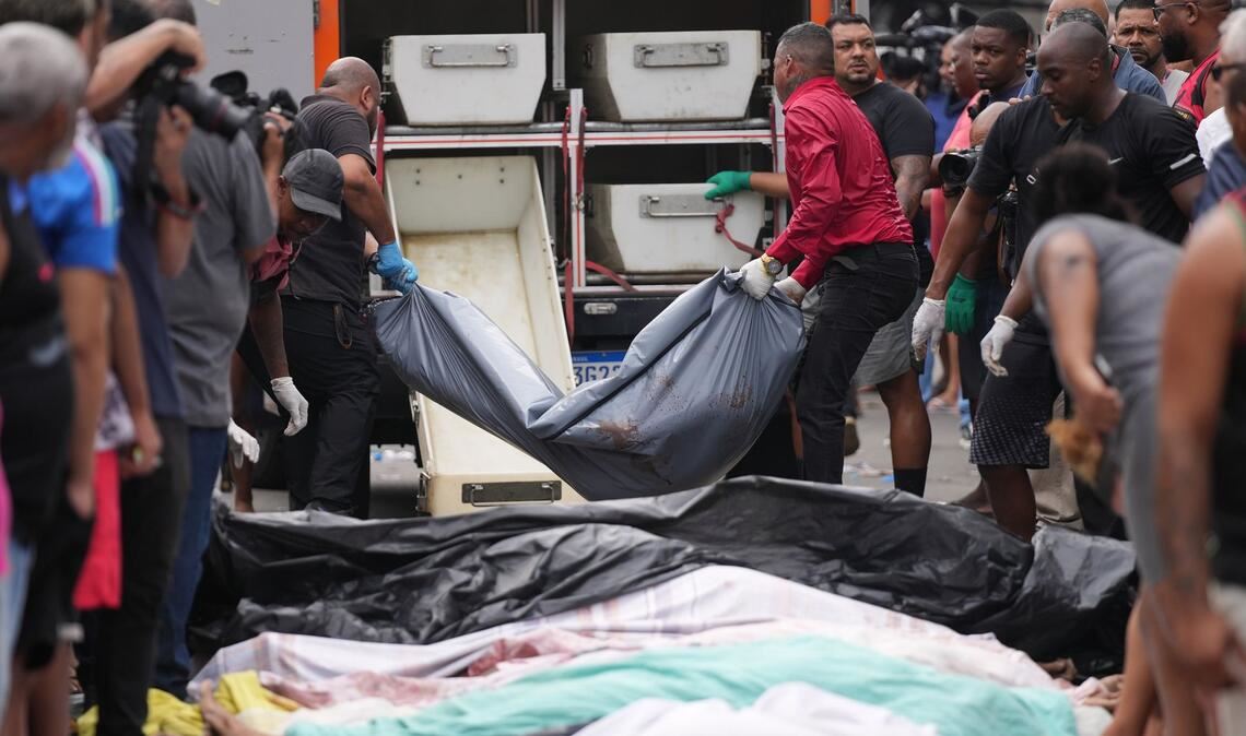 Anwohner reihen Dutzende Leichen auf der Hauptstraße der Favela Penha auf.