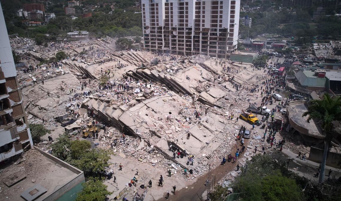 Anwohner und Rettungskräfte durchsuchen zwei Tage nach den Erdbeben in Venezuela Trümmer in La Guaira.