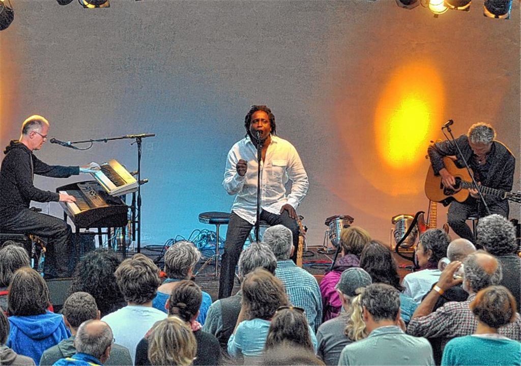 „Anyone’s daughter“ liefert in der Burg ein bemerkenswertes Konzert ab. Foto: Stahlfeld